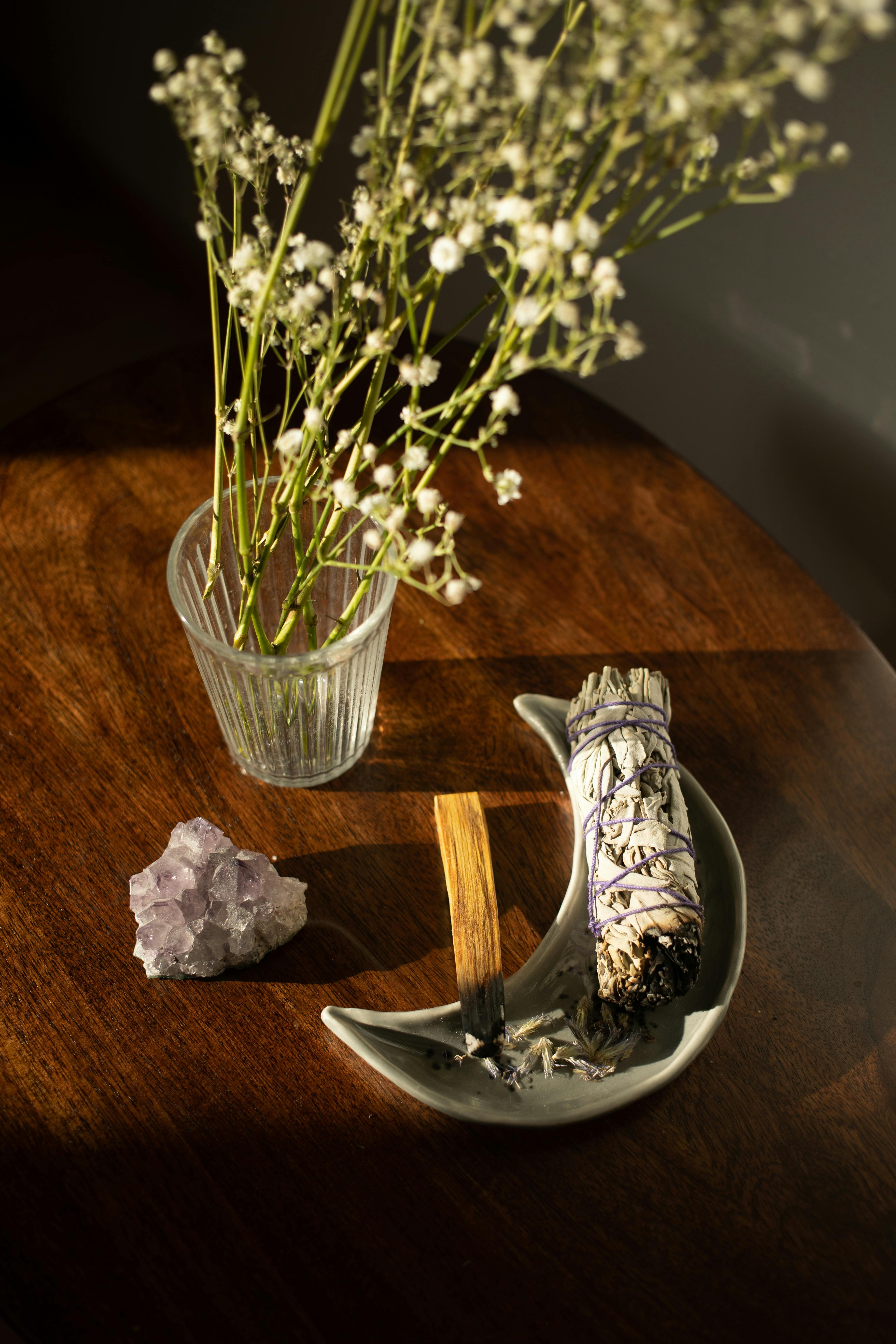 Elegant table styling for kitchen and dining